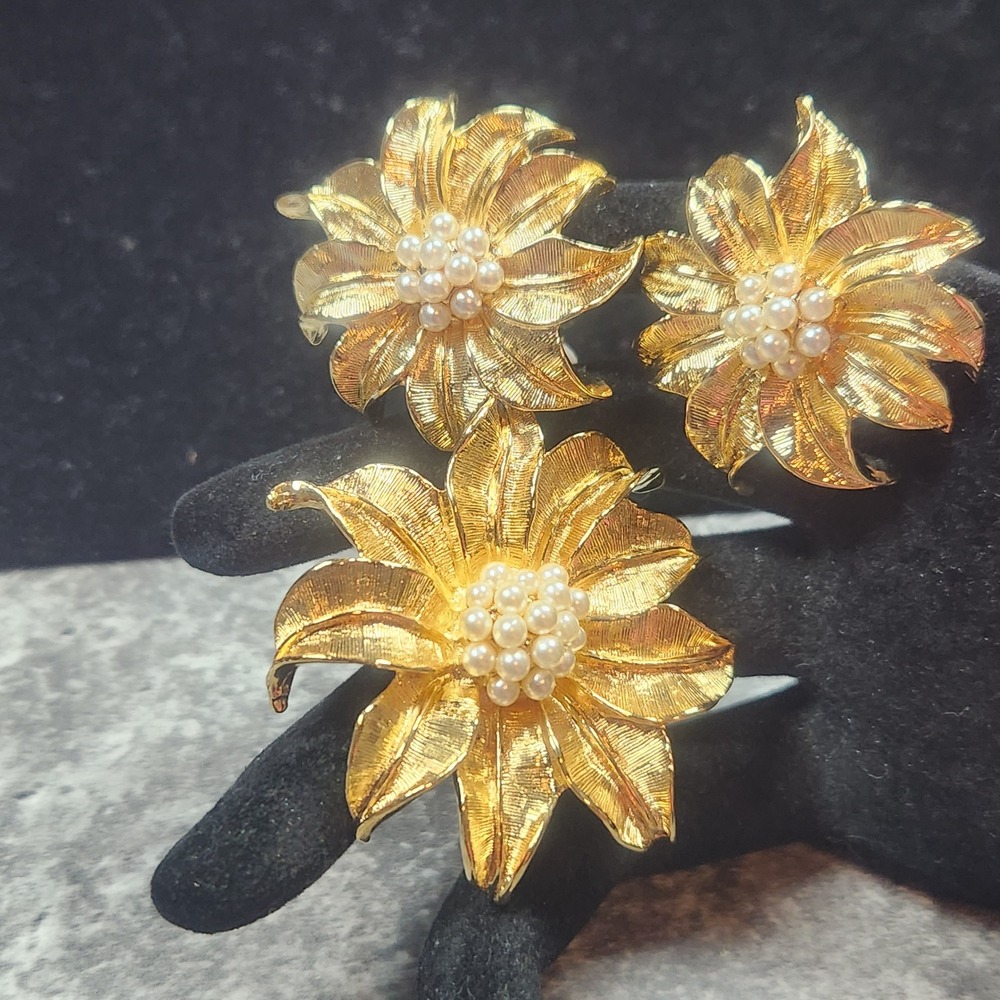 Vintage Gold Tone  white bead Flower Brooch and Clip On Earrings Jewelry Set